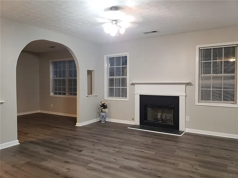 2024 Longmont Dr — Photo 2