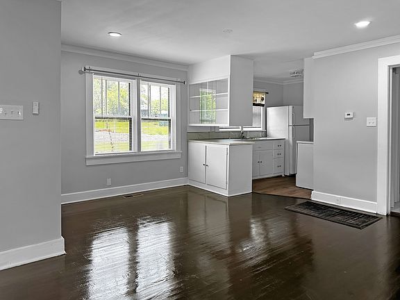 3rd image of 322 W Irvine Ave