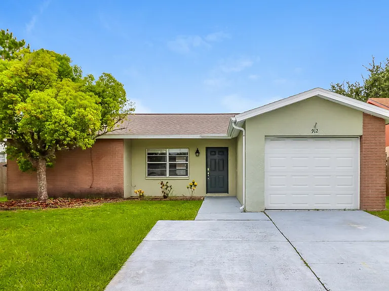 912 Axlewood Cir — Photo 1