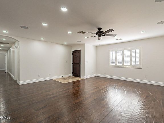 3rd image of 616 E COUNTRY Plaza S