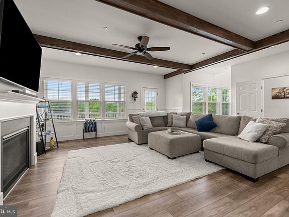 5th image of 425 Walnut Dr