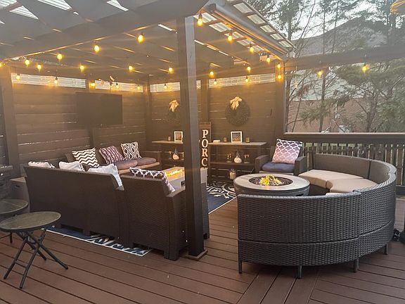 Private backyard deck with Gas connection for grill and fireplaces