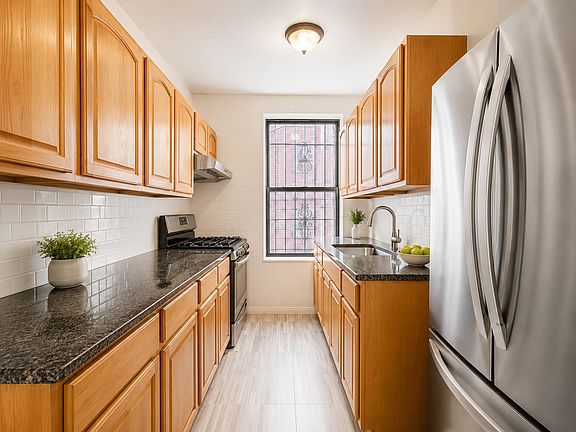4th image of 375 Midwood St APT 1R