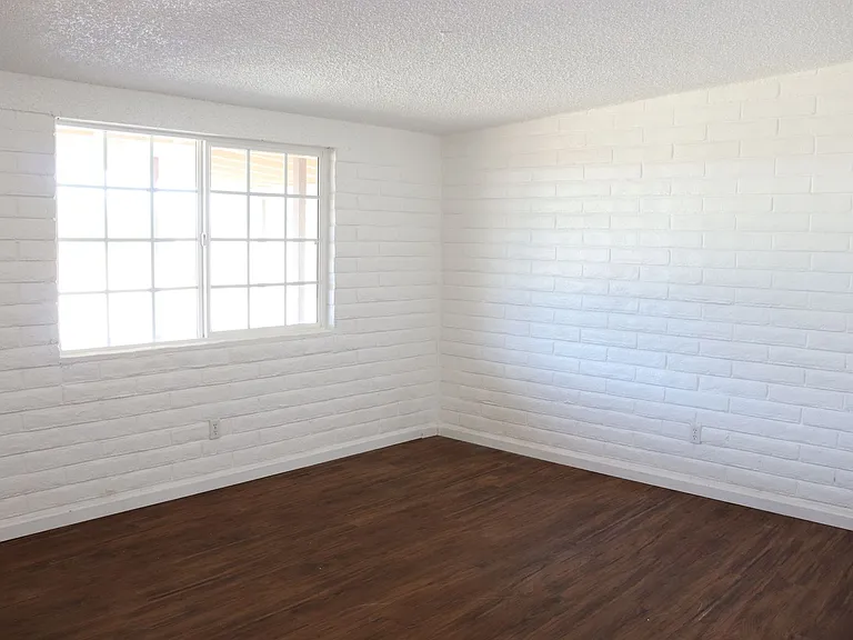 1052 S Chaparral Cir — Photo 4