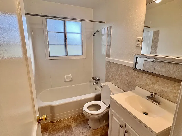 442 Elmhurst Rd — Photo 6