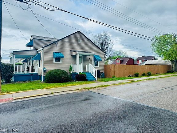 2nd image of 711 Victoria Ave