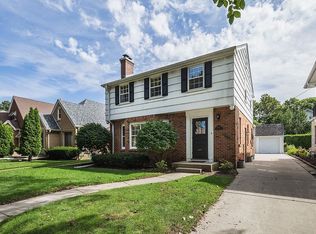 2626 Lefeber Ave, Wauwatosa, WI 53213