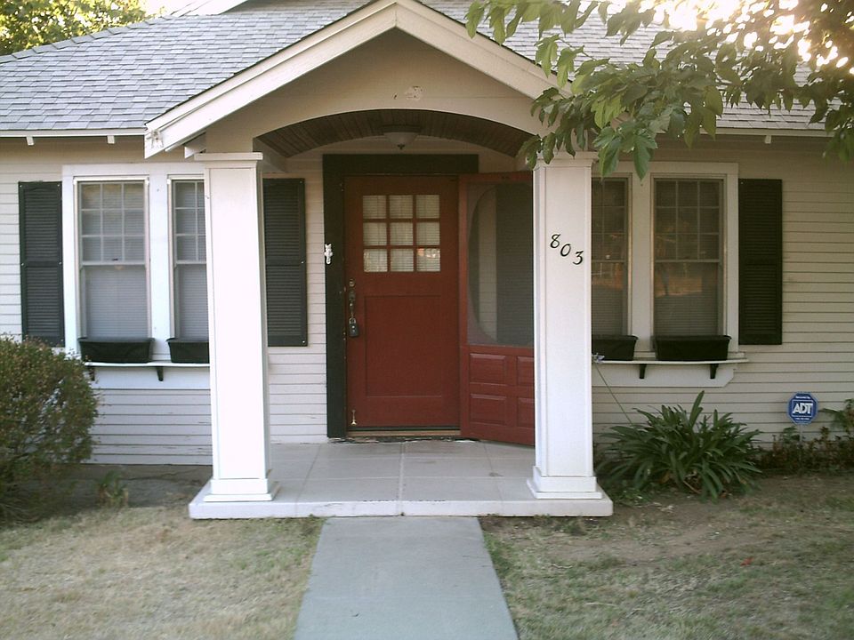 Beautiful fron view of the house!
