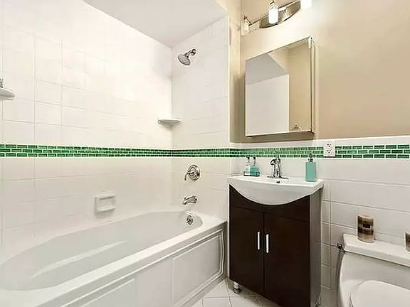 4th image of 42 Meserole St APT 402