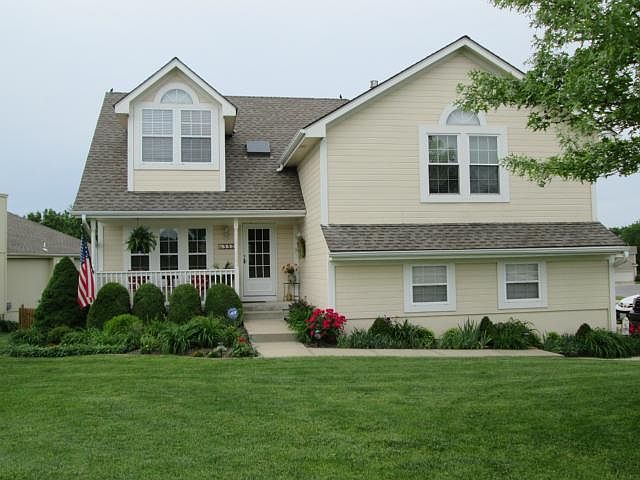 1st image of 332 NE Woodbury Dr