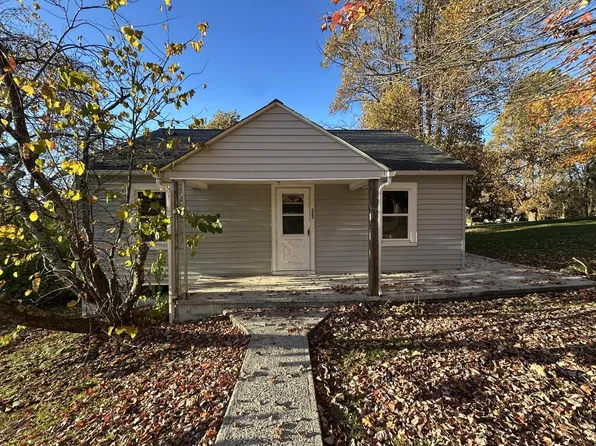 222 Dearing Dr, Mount Hope, WV 25880