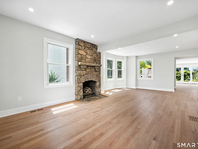 115 E Elm St — Photo 6