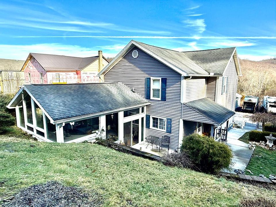 1st image of 810 Main St