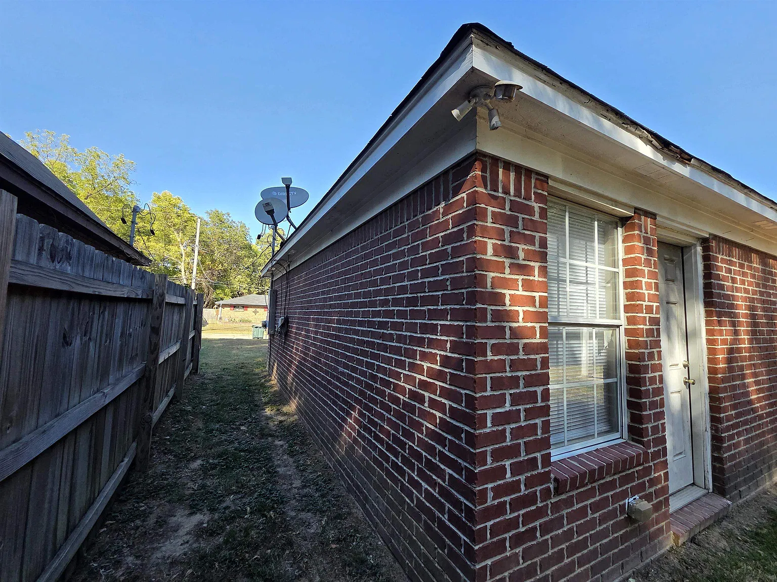 3 bed, 2.0 bath, 1138 sqft, $1,250 — Photo 2