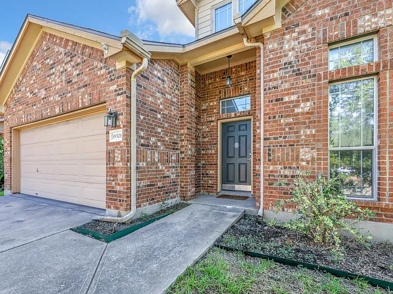 18501 Blue Pond Dr — Photo 2