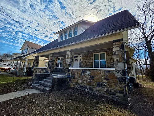 725 W Elm St Photo 1