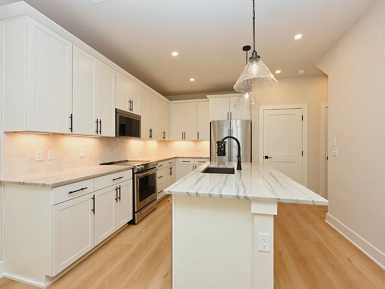 126 Zola Aly — Photo 13