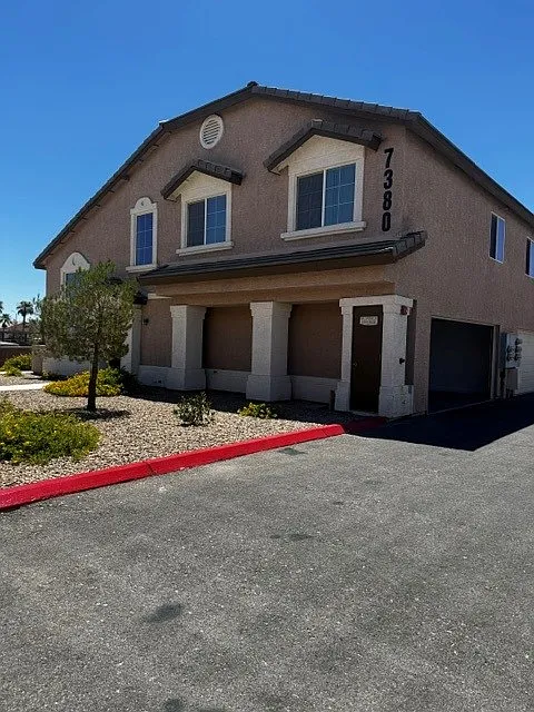 2 bed, 2.5 bath, 1020 sqft, $1,749 — Photo 2