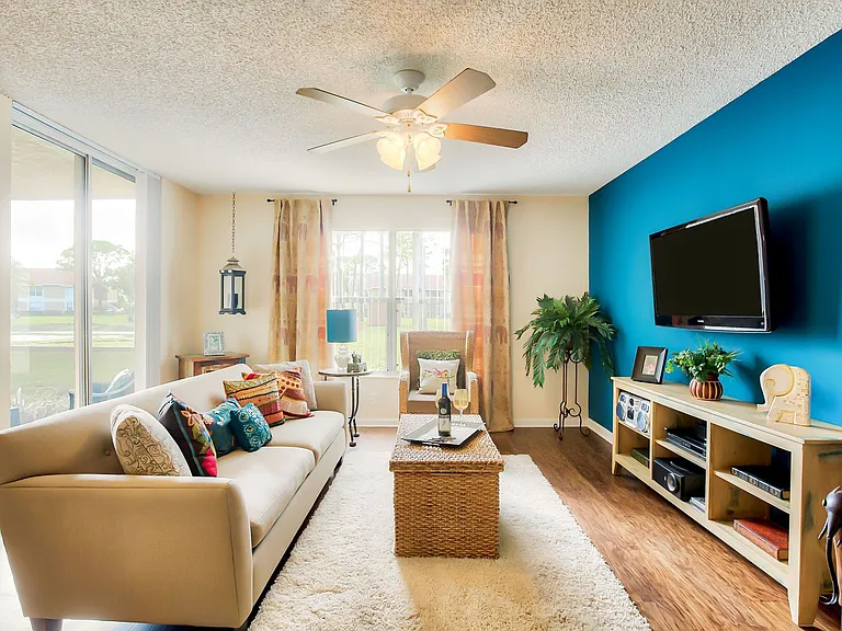 Serrano Apartments — Photo 6