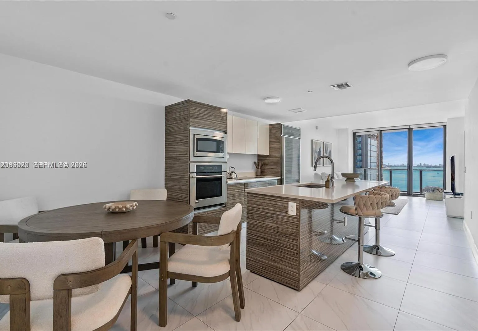 Icon Bay Condo — Photo 2