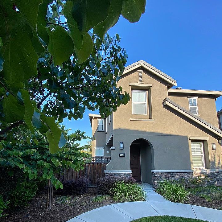 1st image of 902 Holly Pl