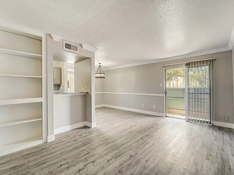 Del Mar Apartments — Photo 20