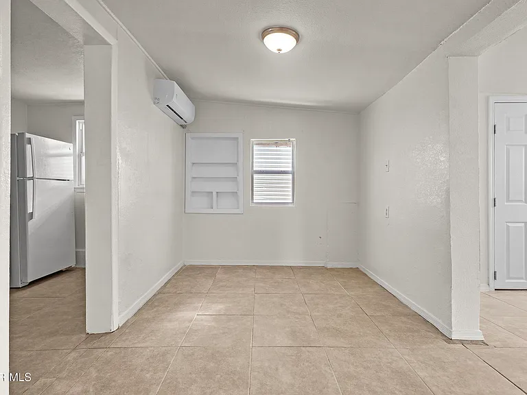 209 N Seville Dr #B — Photo 11