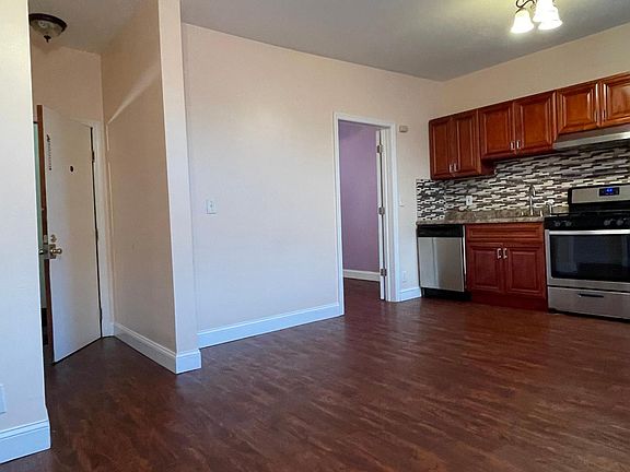 3rd image of 907 17th St #3