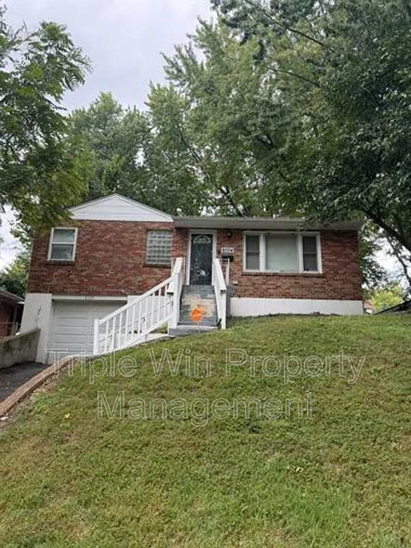 3 bed, 1.0 bath, 936 sqft, $1,450 — Photo 1