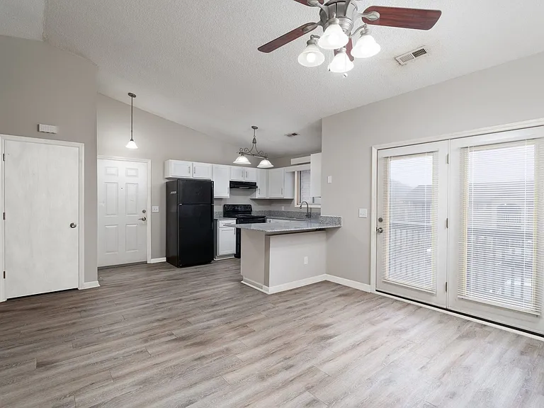 Country Shores Apartments — Photo 11