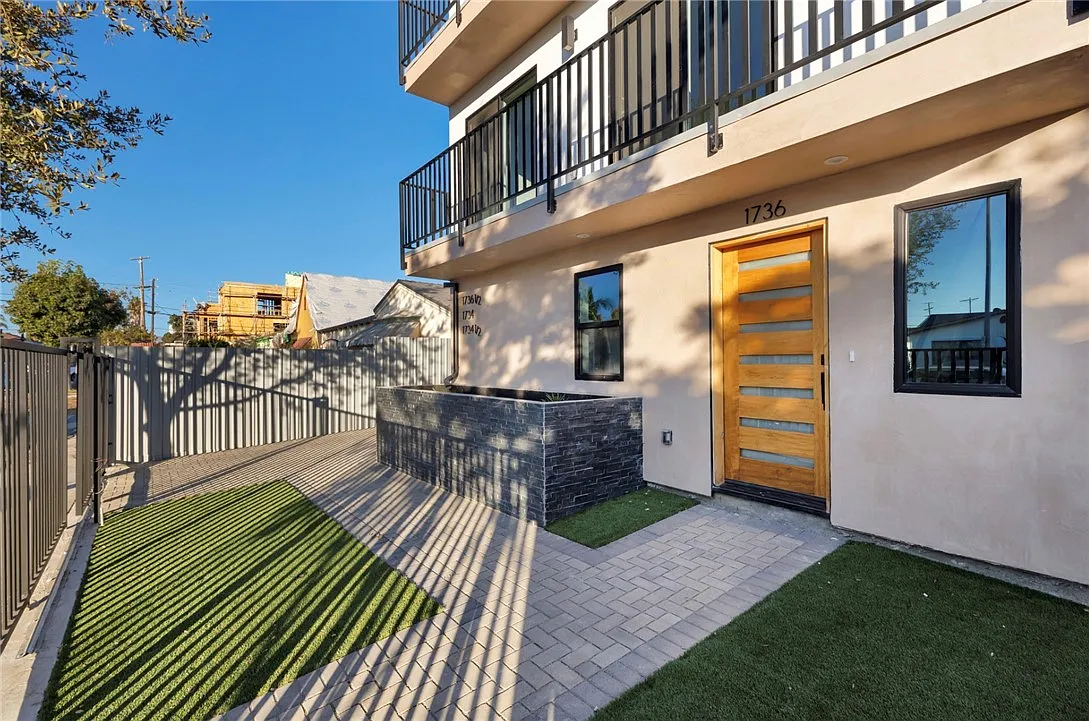 6 bed, 2070 sqft, $5,088 — Photo 1