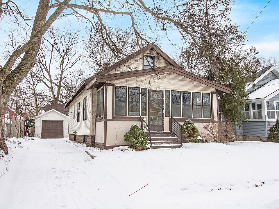 1st image of 616 Woodridge St NE