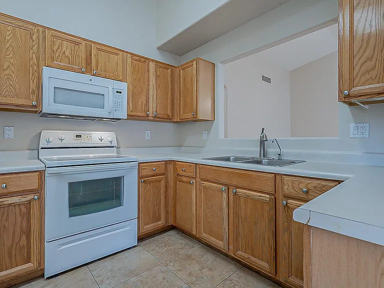 718 W Baylor Ln — Photo 14
