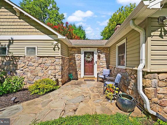 3rd image of 8256 Lock Ln