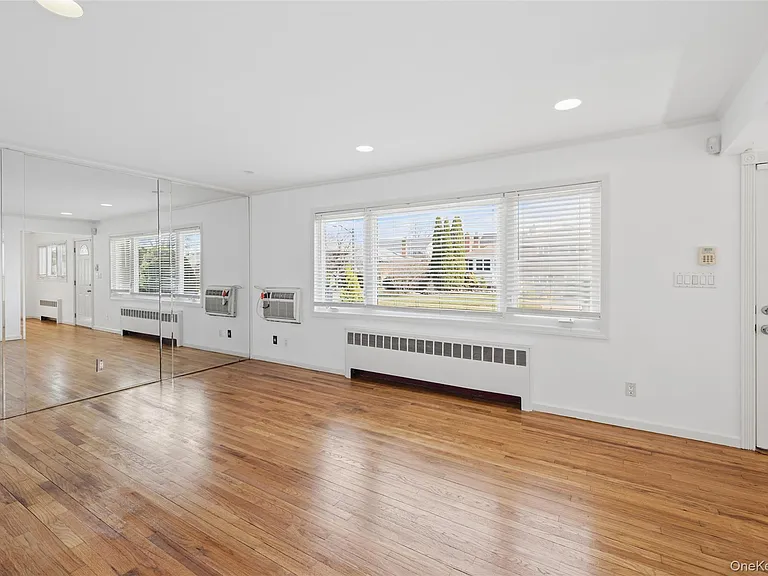31 Evelyn Ln — Photo 2