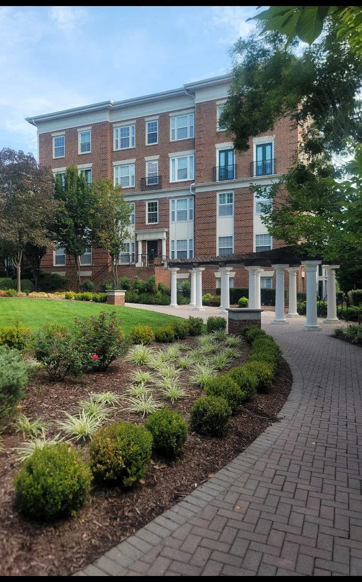 The Colonnade Codm — Photo 1