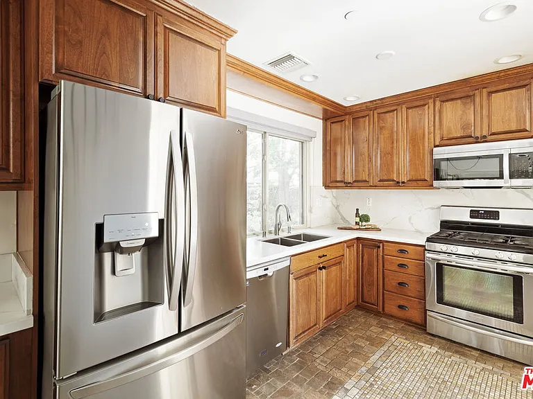 272 N Chester Ave #101 — Photo 20