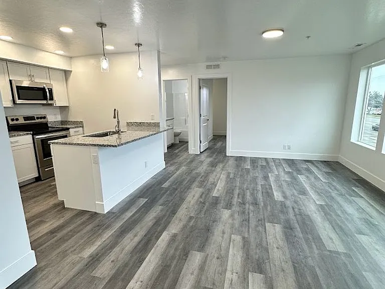 1521 Clear Creek — Photo 3