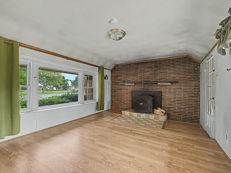 21236 Outer Dr — Photo 16