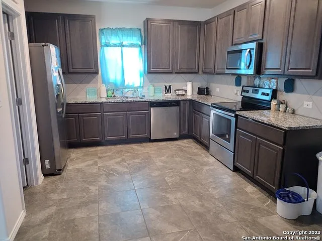 3 bed, 2.0 bath, 1487 sqft, $1,550 — Photo 3