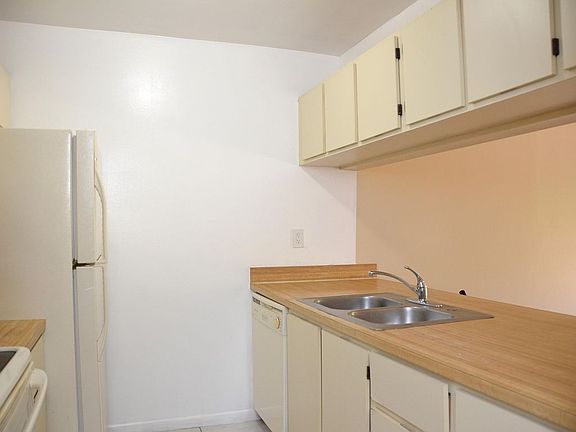5th image of 1010 Parkside Green Dr APT B