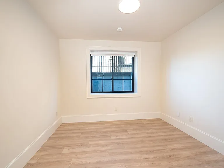 5770 Kitchener St #LOWER — Photo 27