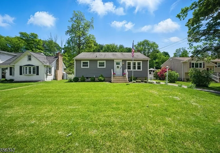 22 Beaver Brook Ln — Photo 1