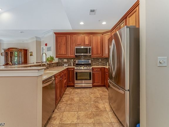 4th image of 379 Victoria Dr