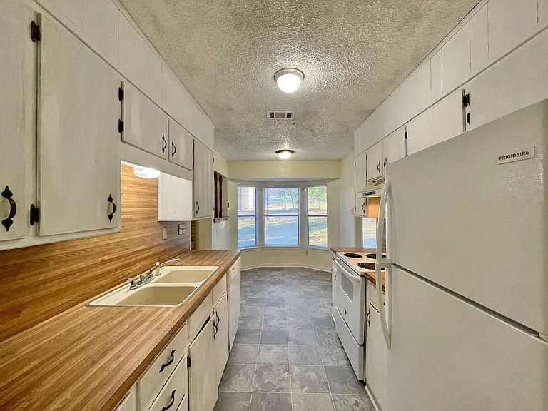 2402 Kirk Cir — Photo 11