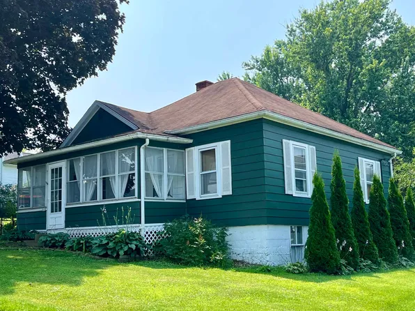 212 S Washington St, Elizabeth, IL 61028