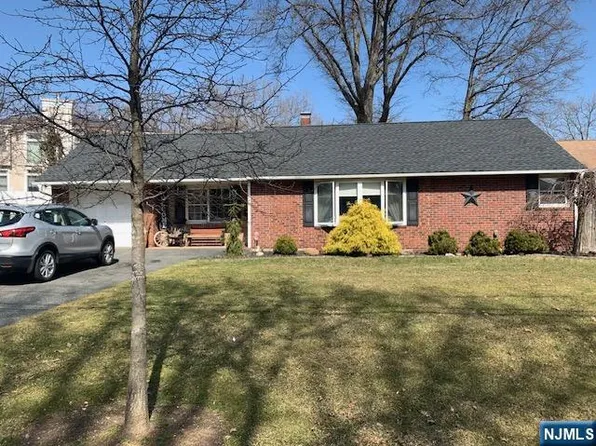179 Clayton Ter, Paramus, NJ 07652