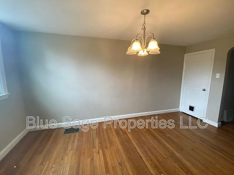 3 bed, 1.0 bath, 1152 sqft, $1,900 — Photo 4