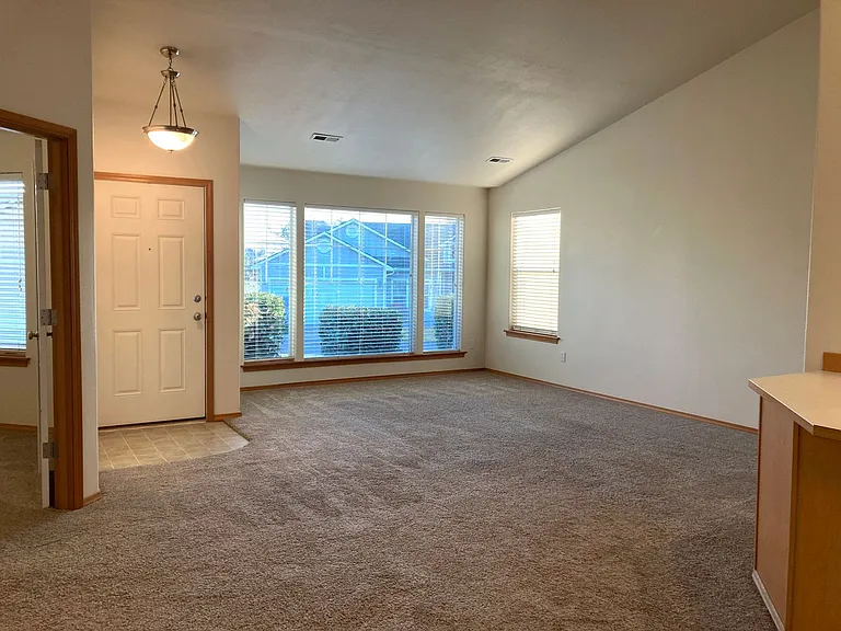 142 Berkshire Ln — Photo 3