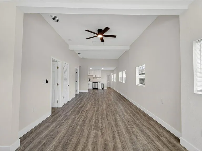 2525 W Beach St — Photo 6